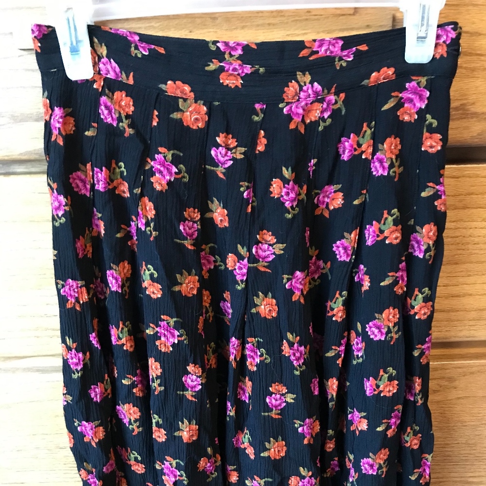 Black floral pleated skirt
